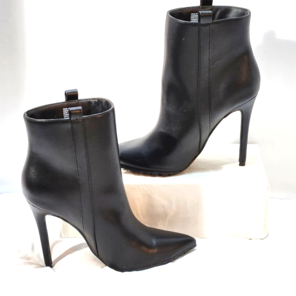 SHOE DAZZEL BLACK ANKLE HIGH BOOTIES SPICE UP YOUR LIFE BY SHOEDAZZLE. SIZE 8